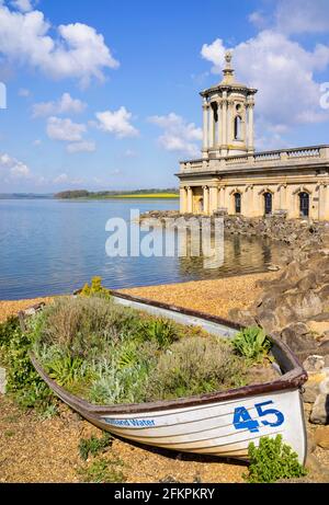 Rutland acqua serbatoio e chiesa di Normanton con piccola barca, Chiesa di Normanton a Rutland acqua serbatoio Rutland East Midlands Inghilterra GB UK Europa Foto Stock