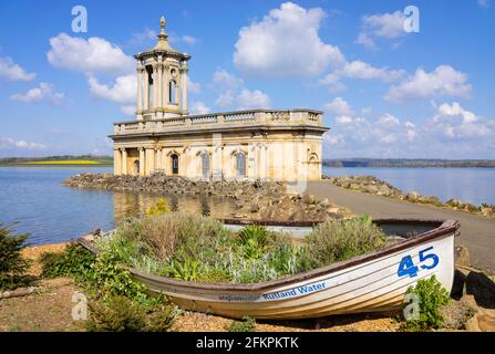 Rutland Water Church con piccola barca, Normanton Church at Rutland Water Reservoir, Rutland, East Midlands, Inghilterra, GB, Regno Unito, Europa Foto Stock