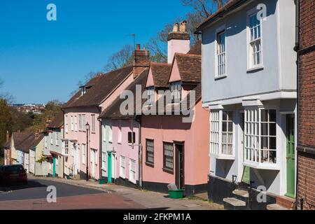 Colchester Essex Inghilterra, vista di proprietà d'epoca colorata che fiancheggiano una strada nel quartiere olandese della città vecchia di Colchester, Essex, Regno Unito Foto Stock