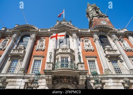 Il Municipio di Colchester, con vista sull'edificio in stile barocco del Municipio vittoriano (1897) e la torre dell'orologio di Colchester High Street, Essex, Inghilterra, Regno Unito Foto Stock