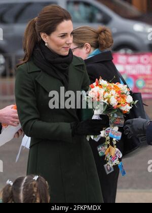 Il Duca di Cambridge e la Duchessa di Cambridge incontrano le folle in attesa di lasciare la famosa Blackpool Tower. Il duca fu presentato con una corona di carta e alcune classiche rocce di mare. 6 marzo 2019. Per favore, in linea: Vantagenews.com Foto Stock