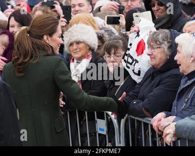 Il Duca di Cambridge e la Duchessa di Cambridge incontrano le folle in attesa di lasciare la famosa Blackpool Tower. Il duca fu presentato con una corona di carta e alcune classiche rocce di mare. 6 marzo 2019. Per favore, in linea: Vantagenews.com Foto Stock