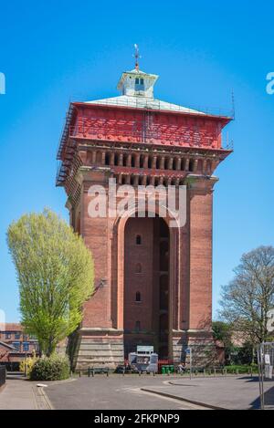 Jumbo Water Tower Colchester, vista della torre "Jumbo", alta 85 metri, costruita nel 1882 e composta da 1.2 milioni di mattoni, Colchester, Essex, Regno Unito Foto Stock