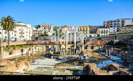 Il 'Macellum', meglio conosciuto come il Tempio di Serapis a Pozzuoli Foto Stock