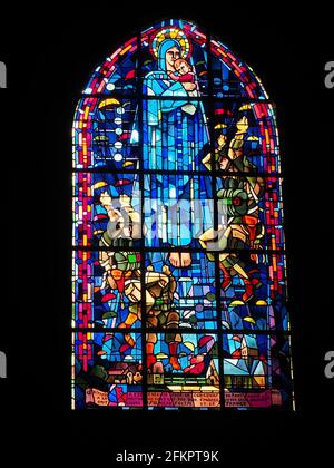 Paratroop vetrate memoriale nella chiesa di St Mere Eglise, Normandia Foto Stock