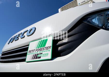 Petit Forestier Iveco pulmino giornaliero. Petit Forestier è il leader europeo nel noleggio di veicoli refrigerati e container. Foto Stock