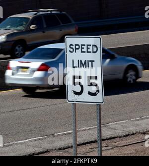 Gli automobilisti viaggiano lungo un'autostrada con un limite di velocità di 55 miglia all'ora a Santa Fe, New Mexico. Foto Stock