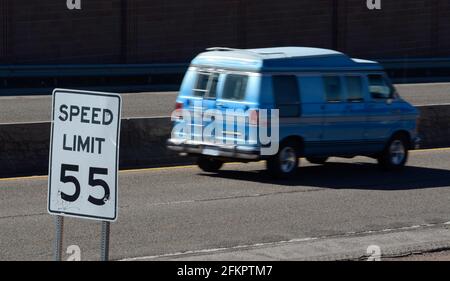 Gli automobilisti viaggiano lungo un'autostrada con un limite di velocità di 55 miglia all'ora a Santa Fe, New Mexico. Foto Stock