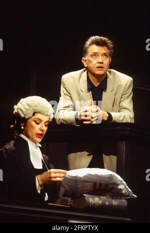 Diana Quick (Margaret Casely, QC), Martin Shaw (James Highwood) in ROUGH JUSTICE di Terence Frisby all'Apollo Theatre, Londra W1 05/05/1994 design: Michael Holt regista: Robin Herford Foto Stock