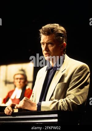 Alan Dobie (Giudice), Martin Shaw (James Highwood) in ROUGH JUSTICE di Terence Frisby all'Apollo Theatre, Londra W1 05/05/1994 design: Michael Holt regista: Robin Herford Foto Stock