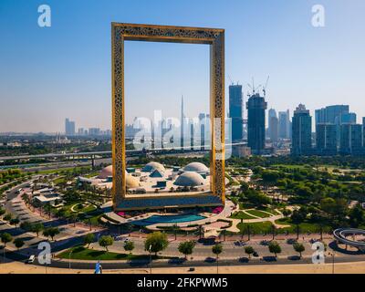 Dubai, Emirati Arabi Uniti, 19 aprile 2021: Skyline di Dubai visto attraverso il Dubai Frame Building con il parco Zabeel e vista aerea dello skyline di Dubai Foto Stock