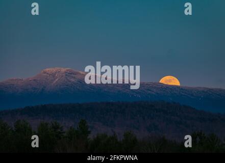 super luna che sorge sul Monte Mansfield nelle Green Mountains Del Vermont Foto Stock