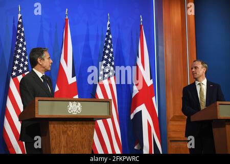 Il Segretario DI Stato AMERICANO Antony Blinken (sinistra) e il Segretario degli Esteri, Dominic Raab, durante una conferenza stampa a Downing Street a Londra. Data immagine: Lunedì 3 maggio 2021. Foto Stock