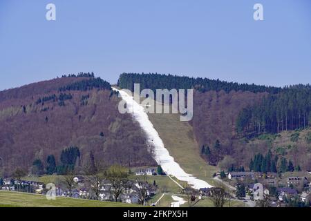 Area sciistica di Willingen, Sauerland. Pista da sci creata artificialmente in primavera. Area degli sport invernali nella Renania Settentrionale-Vestfalia, Germania. Foto Stock