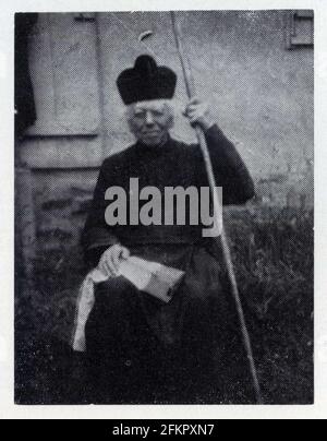 Le Père Édouard Lamy. 23.06.1853 - 01.12.1931. Devant la chapelle de Notre-Dame des Bois Foto Stock