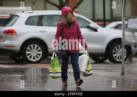 Stroud, Regno Unito, 3 maggio 2021. Regno Unito Meteo. I venti e la pioggia battono gli acquirenti il lunedì delle festività della Banca a Stroud, Gloucestershire. Credit: Gary Learmonth / Alamy Live News Foto Stock