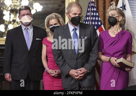 Washington, Stati Uniti. 03 maggio 2021. Bill Nelson, ex senatore democratico della Florida e amministratore della National Aeronautics and Space Administration (NASA), parla dopo una cerimonia di giuramento con il vice presidente americano Kamala Harris nell'Eisenhower Executive Office Building di Washington, DC lunedì 3 maggio 2021. Il Senato ha confermato Nelson il 29 aprile. Foto di Oliver Contreras/UPI Credit: UPI/Alamy Live News Foto Stock