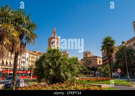 Valencia, Spagna - 07-21-2019 Cattedrale di Valencia e Campanile di Miguelete in Piazza Santa Maria conosciuta come la Plaza De la Reina. Una delle lan più visitate Foto Stock