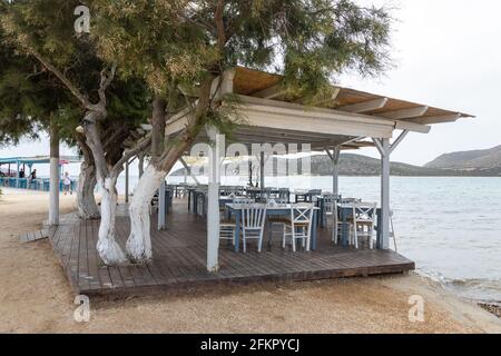 Isola di Antiparos, Grecia - 28 settembre 2020: Ristoranti locali, sul mare. Tavoli all'aperto con vista sul mare. Foto Stock