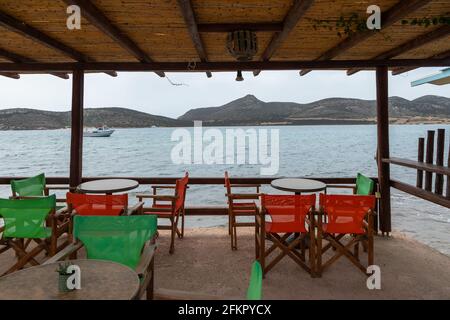 Isola di Antiparos, Grecia - 28 settembre 2020: Ristoranti locali, sul mare. Tavoli all'aperto con vista sul mare. Foto Stock