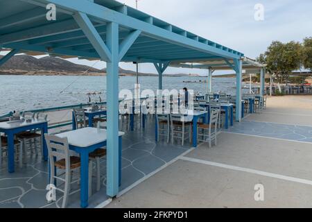 Isola di Antiparos, Grecia - 28 settembre 2020: Ristoranti locali, sul mare. Tavoli all'aperto con vista sul mare. Foto Stock