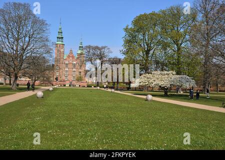 Copenaghen, Danimarca. 01 maggio 2021, la gente gode prima di maggio di distanza sociale in Kongen havn ° rosenborg castello in kongens havn o re giardino inda Foto Stock
