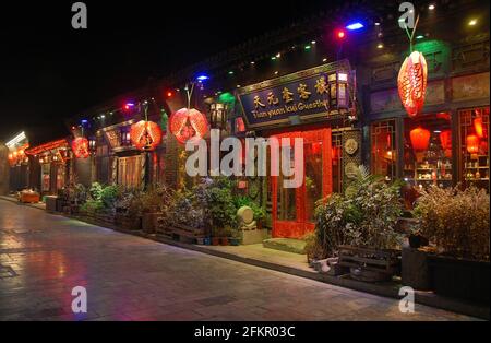 Pingyao nella provincia di Shanxi, Cina: Tian Yuan kui Guesthouse a Pingyao di notte con lanterne rosse. Foto Stock