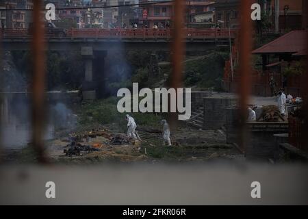 Nepal. 03 maggio 2021. I lavoratori del crematorio funerale leggero pira sui corpi delle vittime del COVID-19 lungo le rive del fiume Bagmati, a causa della seconda ondata del coronavirus pandemia il quinto giorno di un governo imposto blocco. (Foto di Dipendra Dhangana/Pacific Press) Credit: Pacific Press Media Production Corp./Alamy Live News Foto Stock