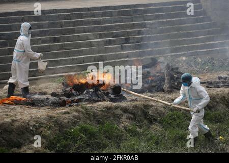 Nepal. 03 maggio 2021. I lavoratori del crematorio funerale leggero pira sui corpi delle vittime del COVID-19 lungo le rive del fiume Bagmati, a causa della seconda ondata del coronavirus pandemia il quinto giorno di un governo imposto blocco. (Foto di Dipendra Dhangana/Pacific Press) Credit: Pacific Press Media Production Corp./Alamy Live News Foto Stock