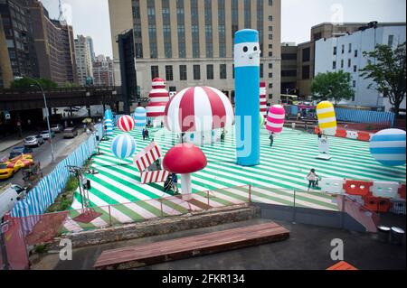 New York, Stati Uniti. 10 Giugno 2011. Rainbow City di AOL sotto il 30° capolinea ovest della High Line Park a Chelsea si vede venerdì 10 giugno 2011. Il 'parco giochi urbano' consiste di colorate sculture gonfiabili, alcune delle quali possono entrare i visitatori. Le sculture sono disegnate da FriendsWithYou. (Foto di Richard B. Levine) Credit: Sipa USA/Alamy Live News Foto Stock