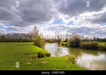 Camminando sulla Ouse Way, Barcombe Mills, Inghilterra, in un pomeriggio di primavera soleggiato Foto Stock