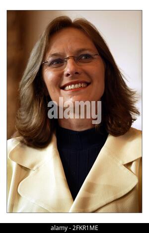 Clair Williams, il sovrintendente Registrar che effettuerà la cerimonia civile del Principe di Galles e della Sig.ra Camilla Parker Bowles, è stato presentato alla stampa presso la Windsor Guildhall dove si svolgerà la cerimonia.pic David Sandison 23/3/2005 Foto Stock