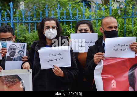 Tunisi, Tunisia. 03 maggio 2021. I membri dell'Unione dei giornalisti tunisini si pongono con manifesti a sostegno dei giornalisti marocchini Omar Radi e Souleimane Raissouni, in occasione della Giornata mondiale della libertà di stampa. Credit: SOPA Images Limited/Alamy Live News Foto Stock