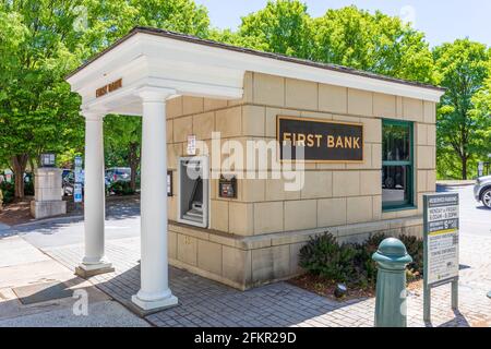 ASHEVILLE, North Carolina, USA-1 MAGGIO 2021: Edificio del First Bank ATM su Patton Ave. Foto Stock