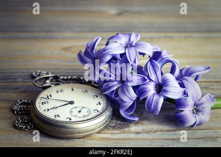 Carta da giorno dei padri con orologio da tasca vintage e fiore di giacinto su sfondo di legno Foto Stock