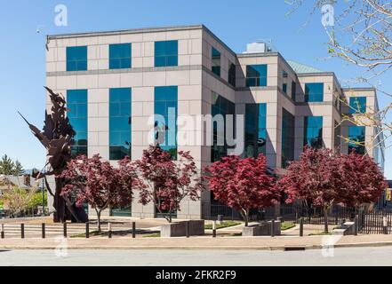 ASHEVILLE, NC, USA-1 MAGGIO 2021: Complesso Federale di Veach-Baley, adiacente al Tribunale federale degli Stati Uniti. Lato dell'edificio. Primavera, sole. Foto Stock