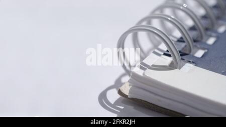 Primo piano di una parte di una rilegatrice ad anello chiusa con ombreggiatura con spazio bianco a sinistra. Profondità di campo ridotta Foto Stock