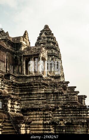 Torre da secondo livello cortile, Angkor Wat, Parco Archeologico di Angkor, Siem Reap, Cambogia Foto Stock