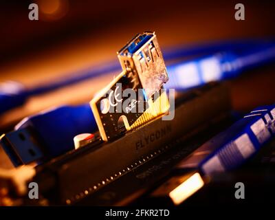 Riser per il mining su scheda video. Dispositivo per la raccolta di un'azienda mineraria. Mining board.microcircuit per il collegamento di schede video. Messa a fuoco selettiva. Macro. Foto Stock