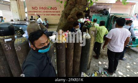 Nuova Delhi, India. 03 maggio 2021. I familiari dei pazienti COVID-19 attendono all'esterno di un centro di rifornimento di ossigeno di riempire le bombole vuote, in quanto la domanda di gas aumenta a causa di un picco nei casi di coronavirus, a Nuova Delhi, India, lunedì 3 maggio, 2021. Foto di Abhishek/UPI Credit: UPI/Alamy Live News Foto Stock