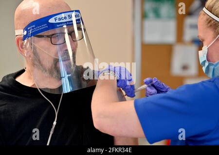 Kingston, Stati Uniti. 03 maggio 2021. Un uomo anziano che indossa uno scudo facciale viene vaccinato con una dose del vaccino moderno Covid-19.l'agenzia di gestione delle emergenze della contea di Luzerne e l'Agenzia di area sull'invecchiamento si sono unite per fornire vaccinazioni COVID-19 ai cittadini in età familiare e anziani. Il gruppo ha vaccinato i residenti del Dan Flood Towers per anziani a Kingston, Pennsylvania. (Foto di Aimee Dilger/SOPA Images/Sipa USA) Credit: Sipa USA/Alamy Live News Foto Stock