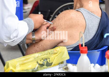 Tunisi, Tunisia. 03 maggio 2021. Un anziano riceve una dose del vaccino Pfizer-BioNTech COVID-19 del coronavirus mentre altri aspettano il loro turno presso la sala sportiva El-Menzah nella capitale tunisina. (Foto di Jdidi wassim/SOPA Images/Sipa USA) Credit: Sipa USA/Alamy Live News Foto Stock