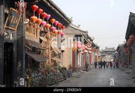 Pingyao nella provincia di Shanxi, Cina: Una strada a Pingyao con caffè, ristoranti, negozi e negozi Foto Stock