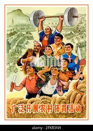 Vintage Chinese Propaganda Poster 1970's 'Let US spread and developed Sport nelle aree rurali 'Zhao Kunhan Poster 1975 sotto la presidenza Del Partito comunista cinese – Mao Zedong Foto Stock