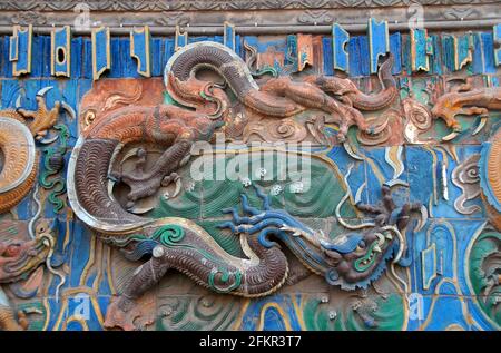 Pingyao nella provincia di Shanxi, Cina. Dettaglio del Nine Dragon Wall o schermo Nine Dragon in Pingyao. Foto Stock