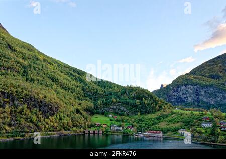 Vista panoramica del villaggio alla fine di Aurlandsfjorden sulla costa occidentale all'inizio dell'estate. Flam, Aurland, Norvegia, Scandinavia - destinazione del viaggio nel Nord dell'UE Foto Stock