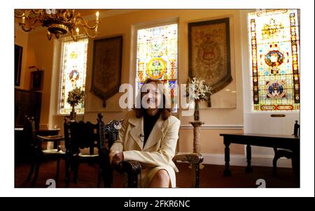 Clair Williams, il sovrintendente Registrar che effettuerà la cerimonia civile del Principe di Galles e della signora Camilla Parker Bowles, è stato presentato alla stampa presso la Windsor Guildhall, dove avrà luogo la cerimonia. Foto scattata nella sala da utilizzare.pic David Sandison 23/3/2005 Foto Stock