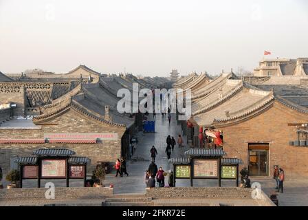 Pingyao nella provincia di Shanxi, Cina. Vista di South Street a Pingyao dalla porta Sud o dalla porta Yingxun sulle mura della città di Pingyao. Foto Stock