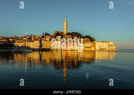 Rovigno,Istria,Croazia.Vista della città situata sulla costa dell'Adriatico Sea.popular località turistica e pesca port.Old città all'alba con ciottoli Foto Stock