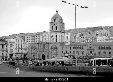 Immagine monocromatica di Piazza San Francisco con la Basilica di San Francisco, una significativa chiesa storica barocca a la Paz, Bolivia Foto Stock